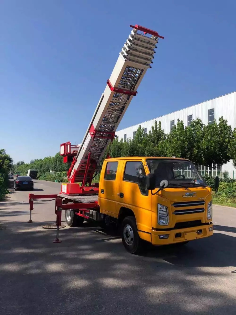 遂溪附近的云梯车出租服务：轻松解决高空作业需求